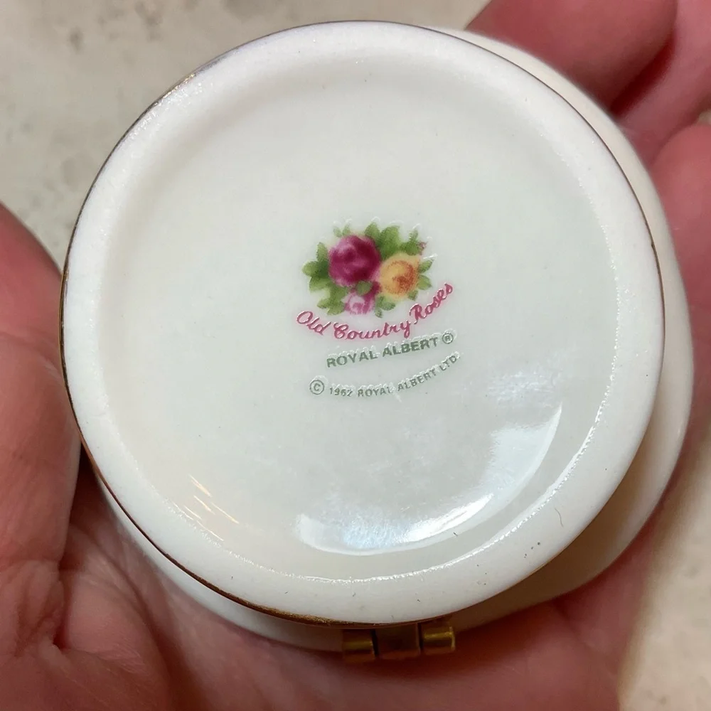 Old Country Roses, hinged hat trinket box Royal Albert LLC, 1962